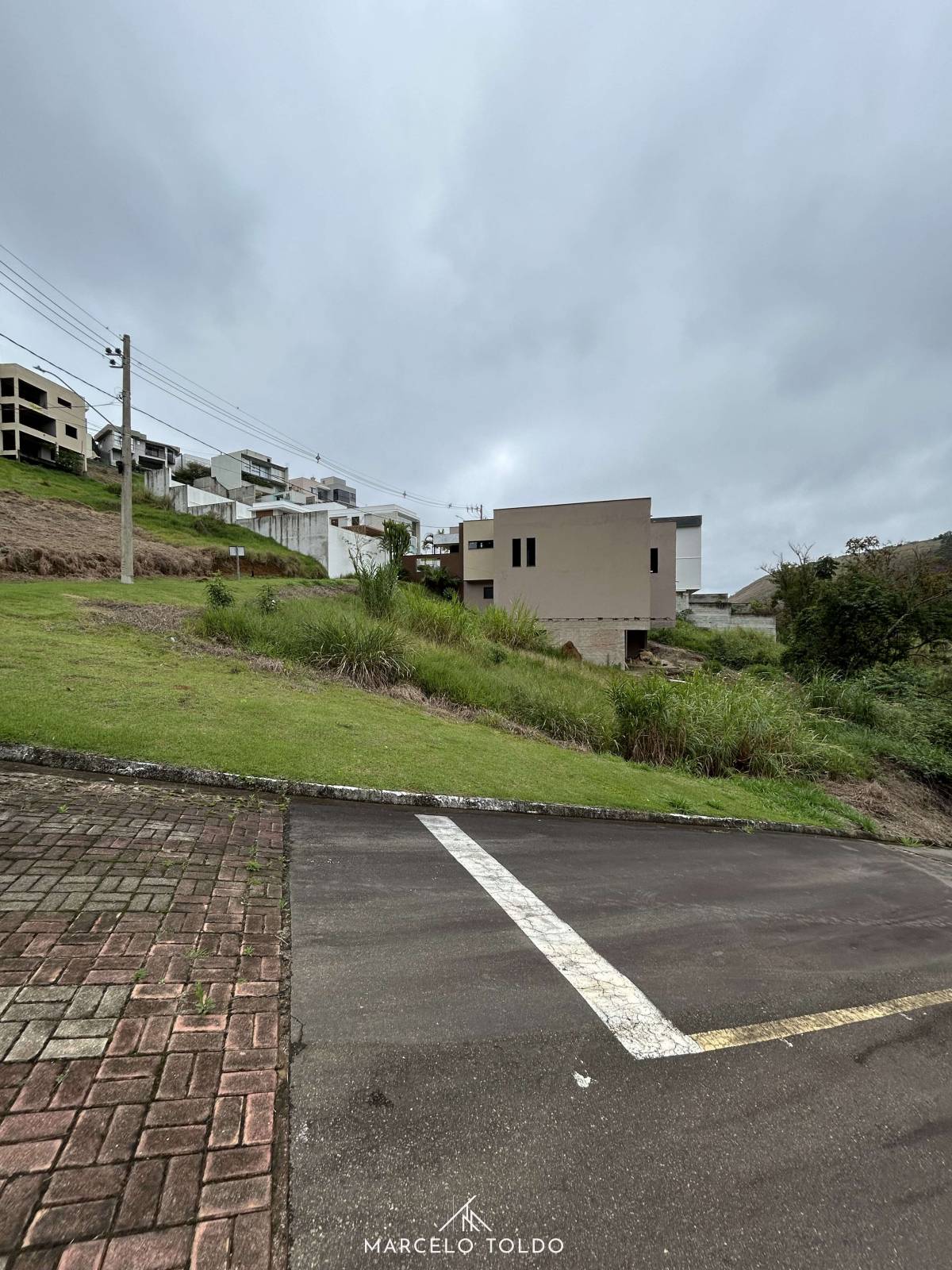 Terreno de esquina - Terreno em Condomínio à venda, no Condomínio Pedras Altas em Juiz de Fora, Aeroporto, 554m²