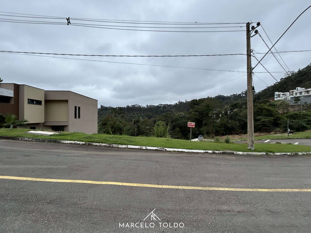 Terreno de esquina - Terreno em Condomínio à venda, no Condomínio Pedras Altas em Juiz de Fora, Aeroporto, 554m²